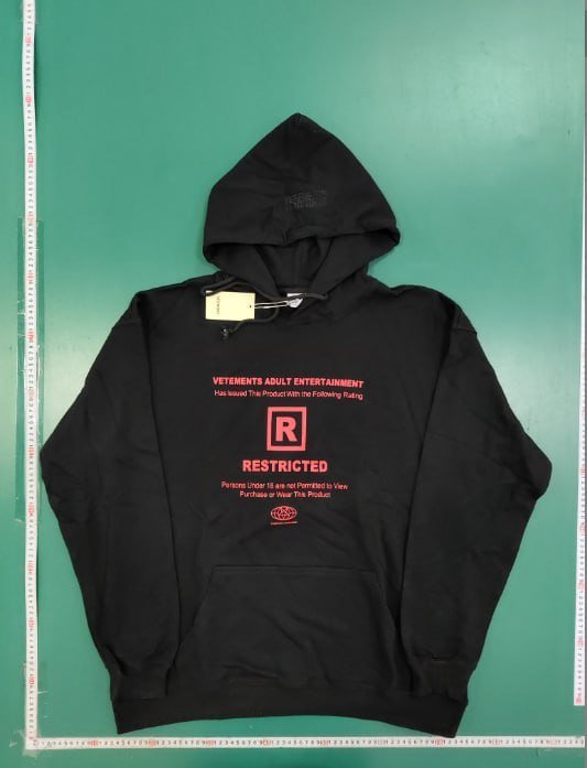  Vetements hoodie  (34 CP)