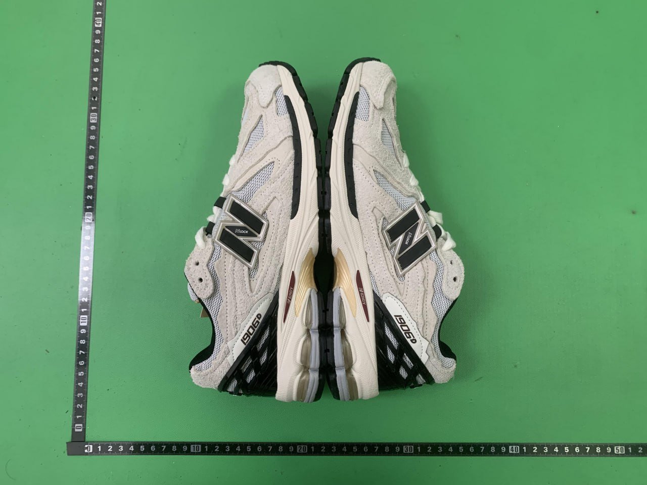 New Balance 19O6D