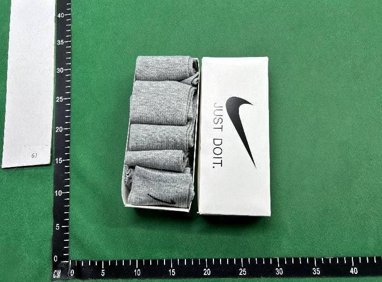 nike socks  (35 CP)