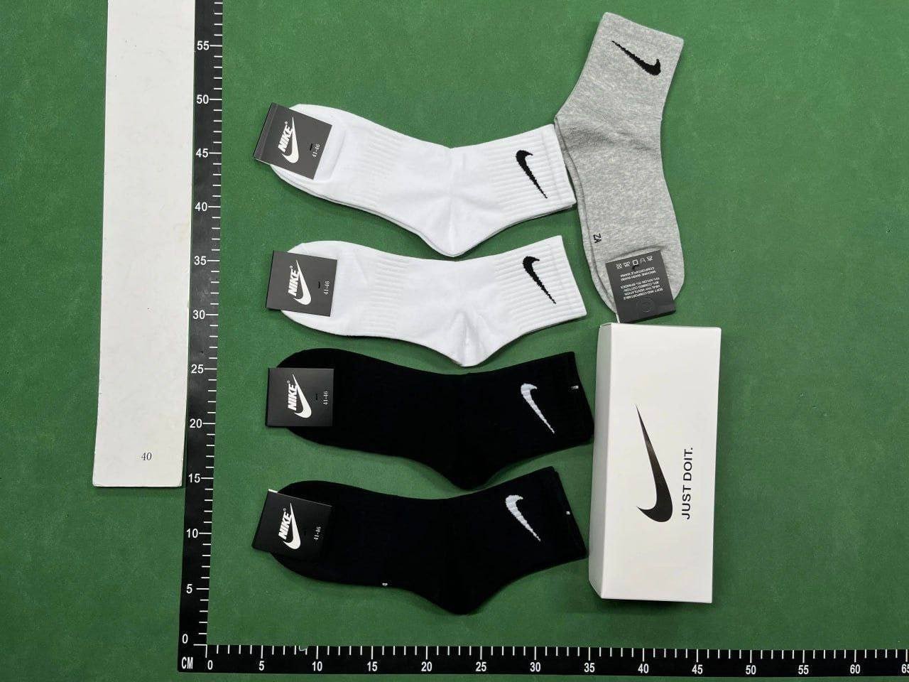 nike socks  (35 CP)