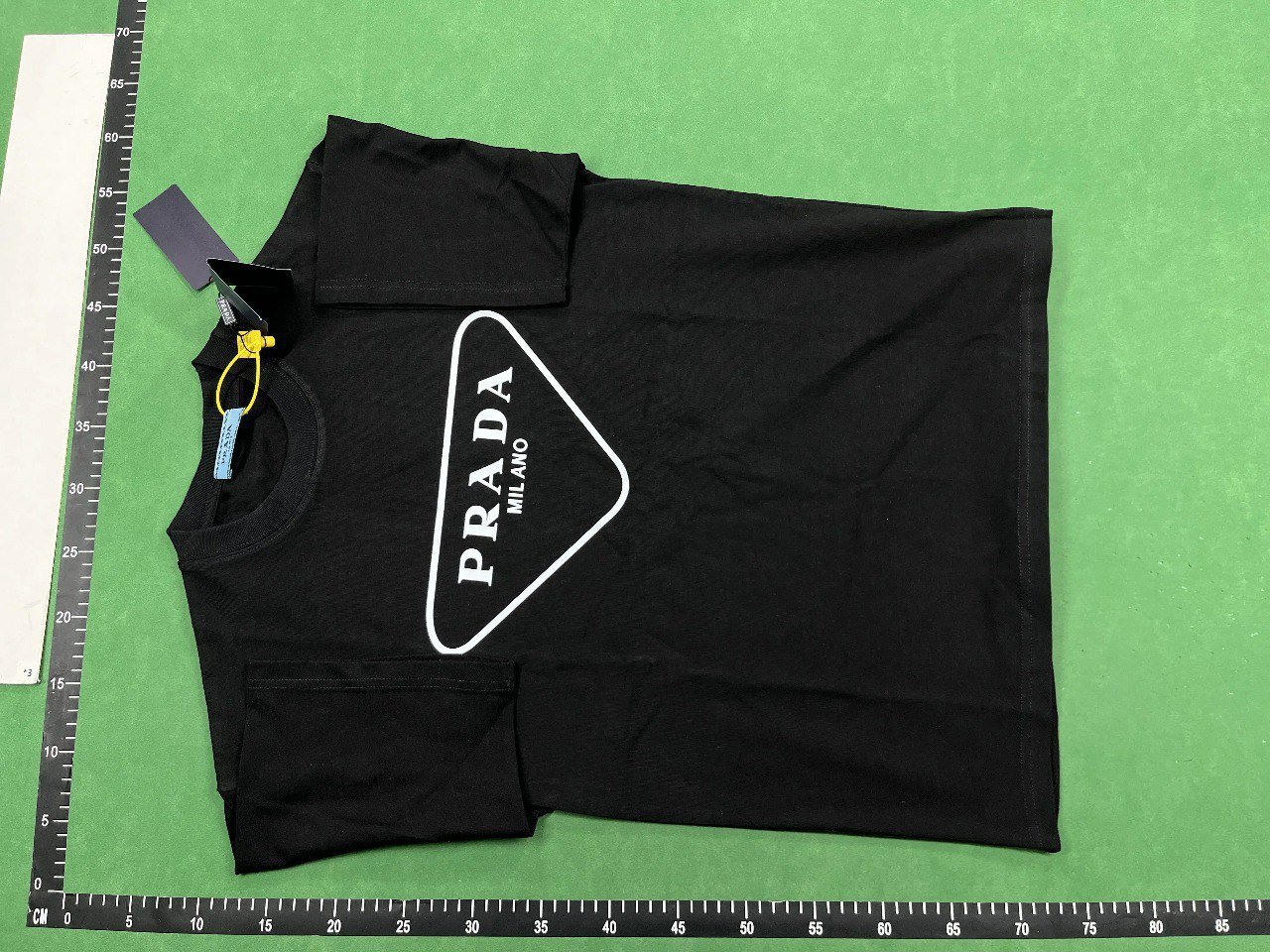  Prada T-shirt  (37 CP)