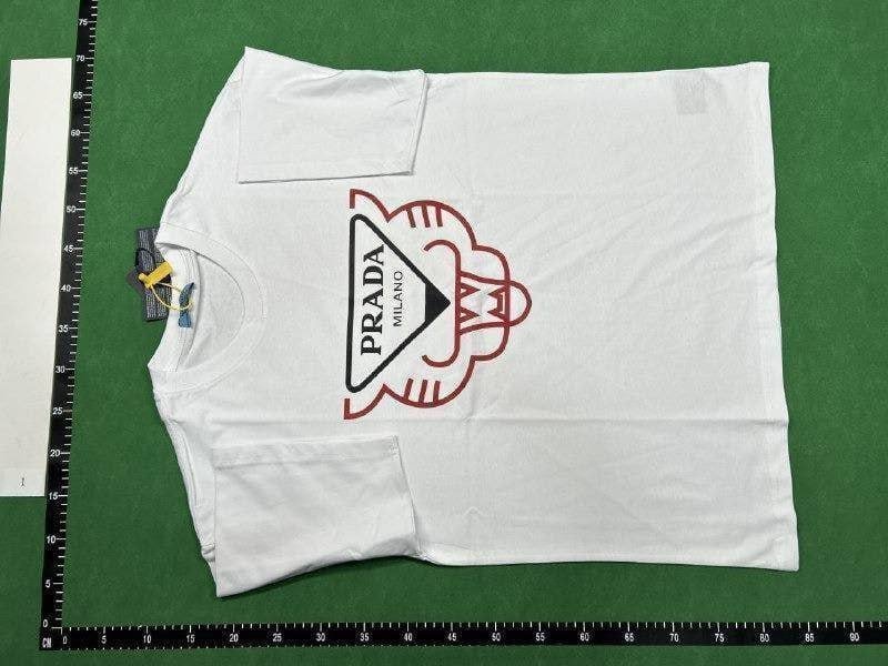  Prada T-shirt  (37 CP)