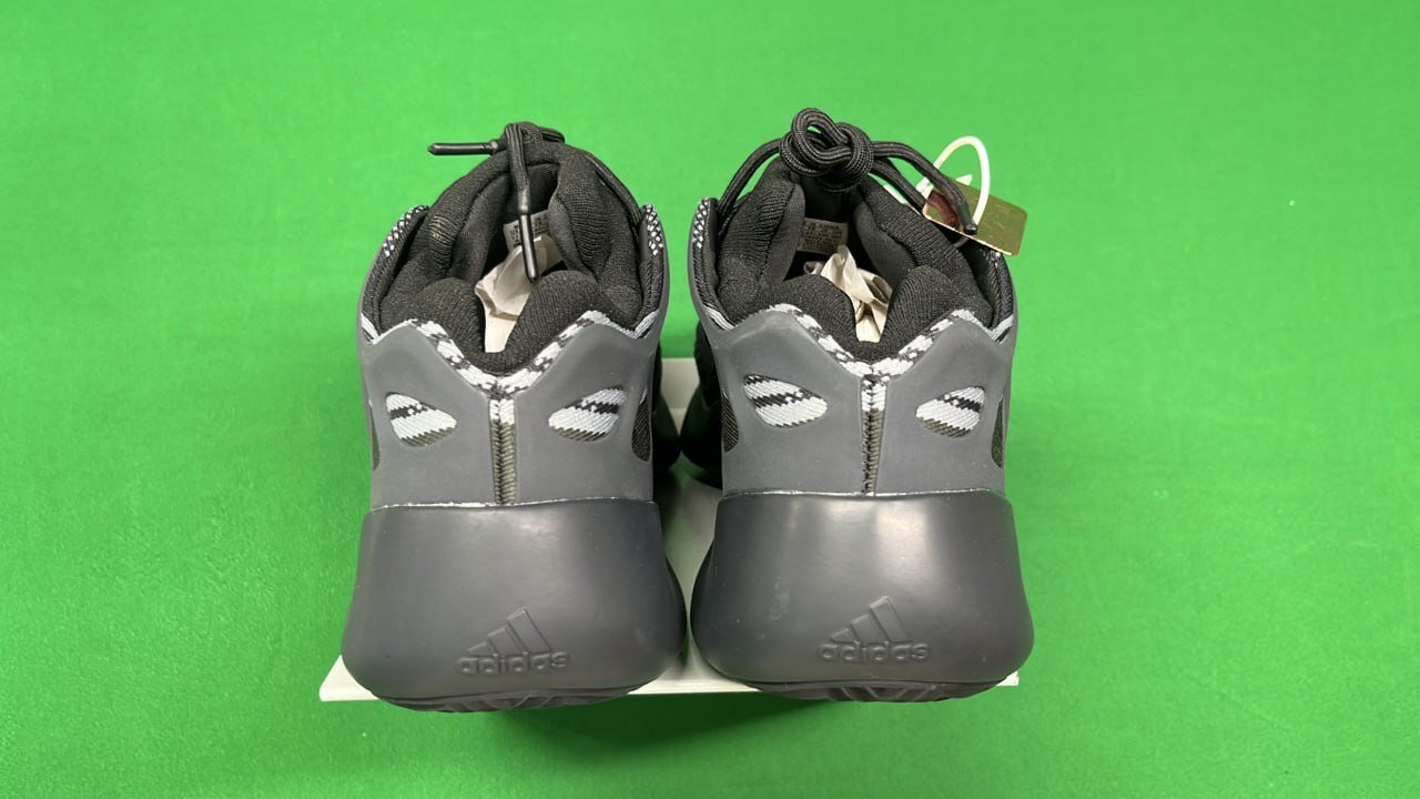 Adidas Yeezy Boost 700