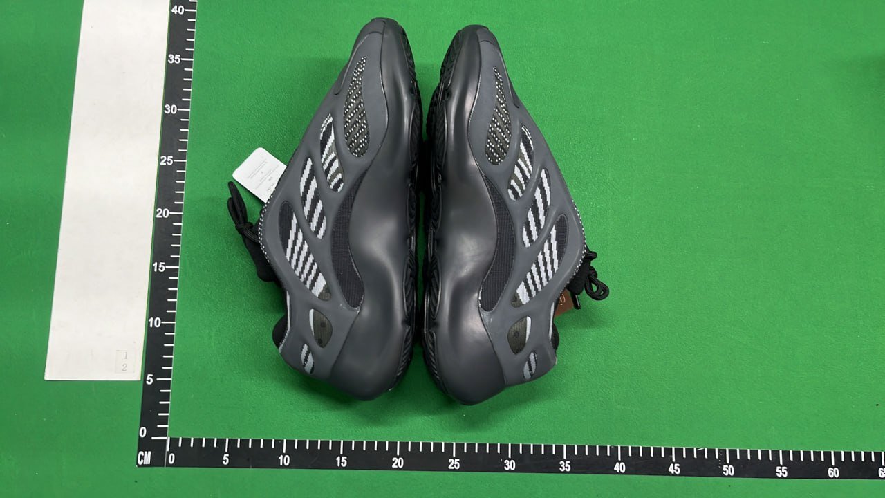 Adidas Yeezy Boost 700